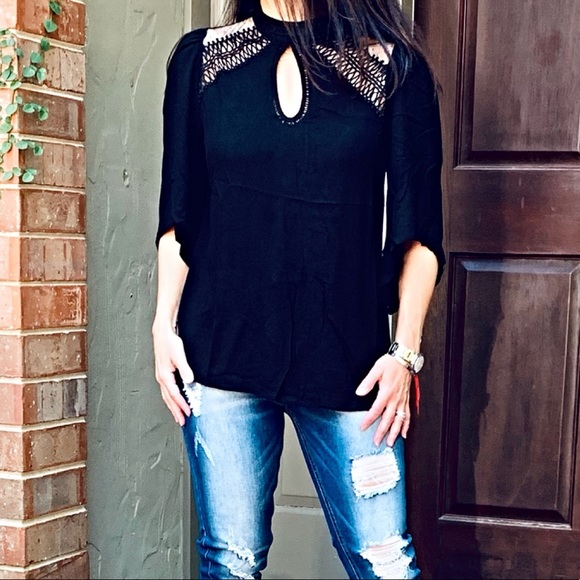 ✨LAST ONE✨Black chic top with lace detail - Picture 2 of 8